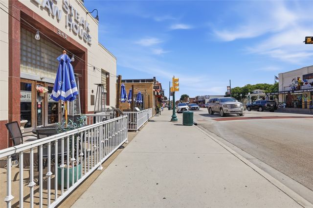 218 W Worth Street, Grapevine, TX 76051