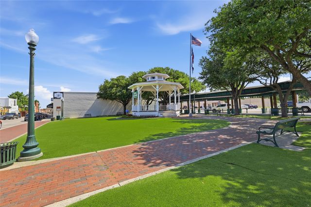218 W Worth Street, Grapevine, TX 76051