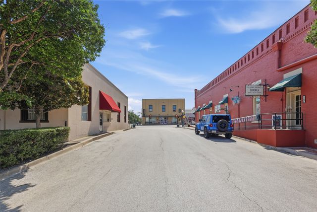 218 W Worth Street, Grapevine, TX 76051