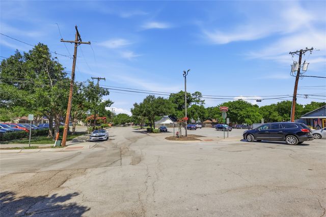 218 W Worth Street, Grapevine, TX 76051