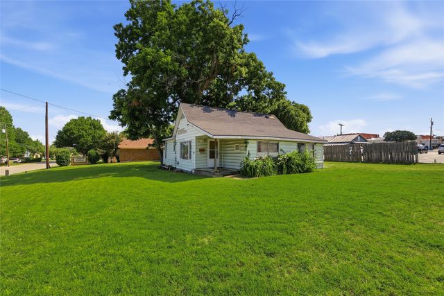 218 W Worth Street, Grapevine, TX 76051