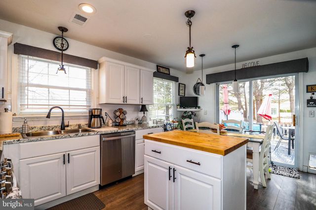 11 POPLAR CT, Barnegat, NJ 08005