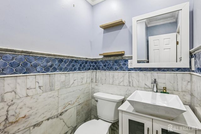 20 Palm Court, Edison, NJ 08820
