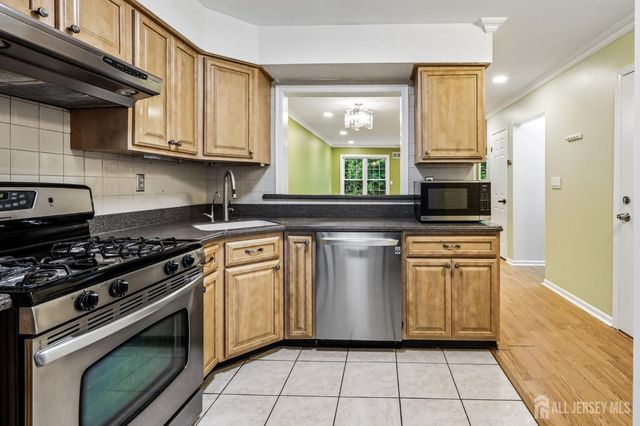 20 Palm Court, Edison, NJ 08820