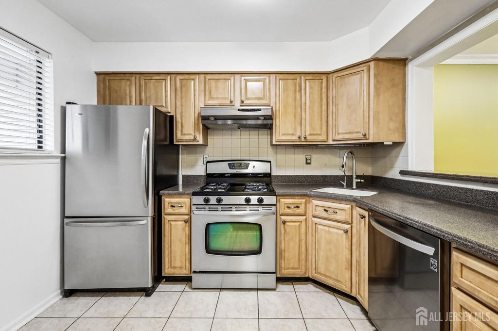 20 Palm Court, Edison, NJ 08820