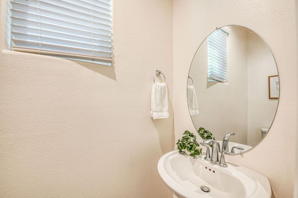 Image 11 of property listing at 876 Winchell Way W, Madera, CA 93636