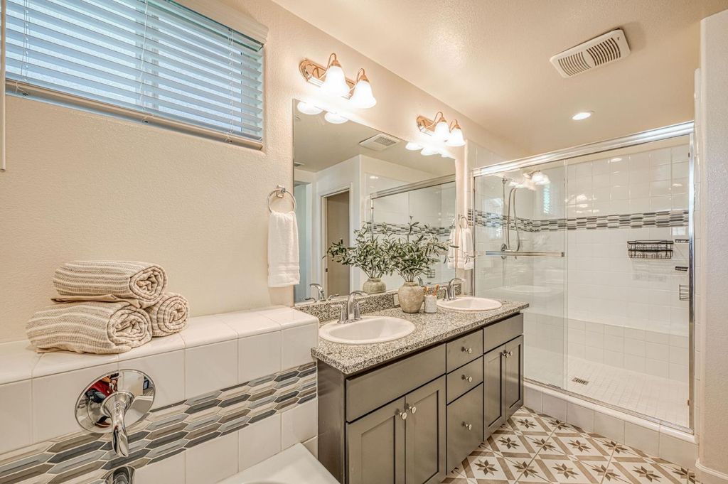 Image 15 of property listing at 876 Winchell Way W, Madera, CA 93636