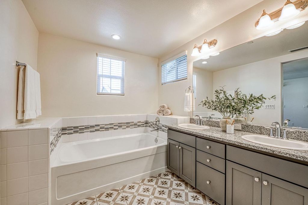 Image 16 of property listing at 876 Winchell Way W, Madera, CA 93636