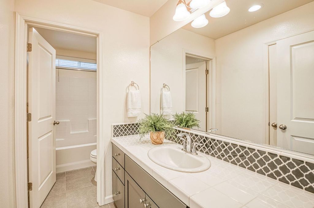 Image 19 of property listing at 876 Winchell Way W, Madera, CA 93636