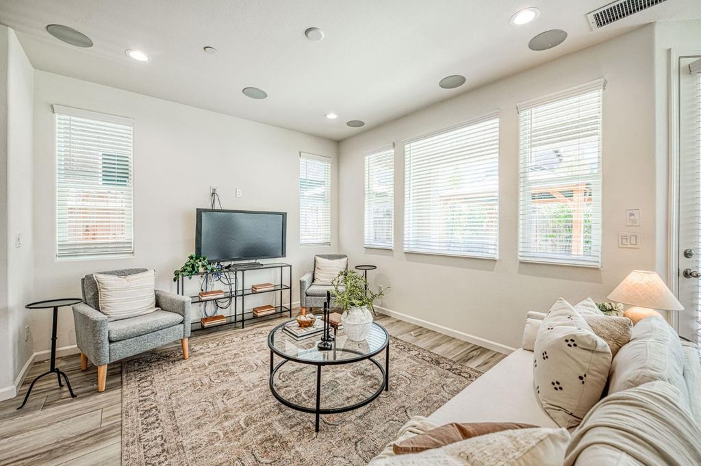 Image 2 of property listing at 876 Winchell Way W, Madera, CA 93636