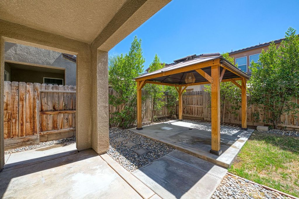 Image 22 of property listing at 876 Winchell Way W, Madera, CA 93636