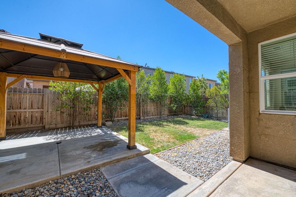 Image 23 of property listing at 876 Winchell Way W, Madera, CA 93636