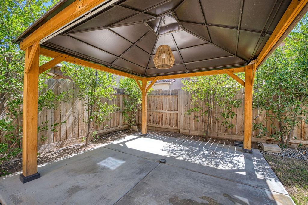 Image 24 of property listing at 876 Winchell Way W, Madera, CA 93636
