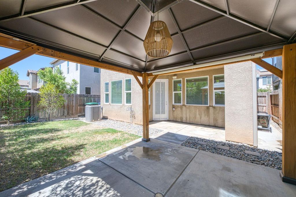 Image 25 of property listing at 876 Winchell Way W, Madera, CA 93636