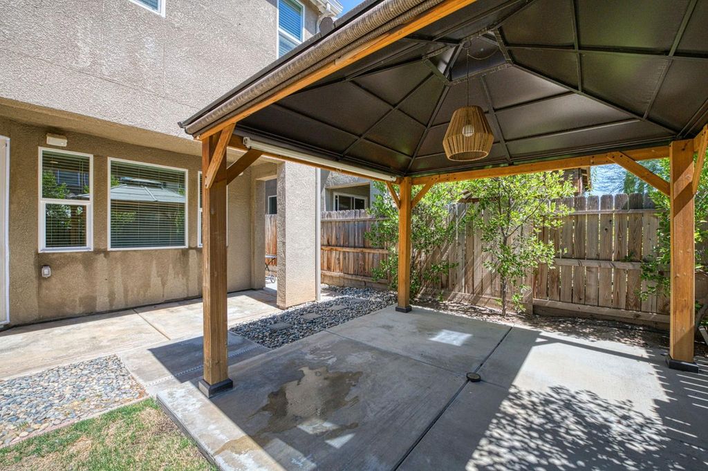 Image 27 of property listing at 876 Winchell Way W, Madera, CA 93636