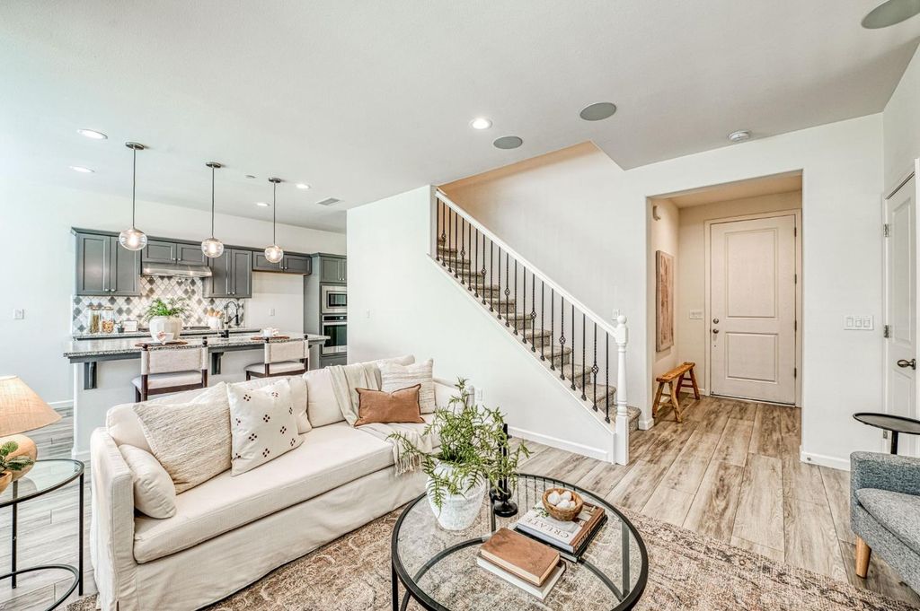 Image 3 of property listing at 876 Winchell Way W, Madera, CA 93636