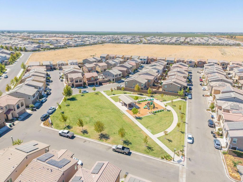 Image 31 of property listing at 876 Winchell Way W, Madera, CA 93636