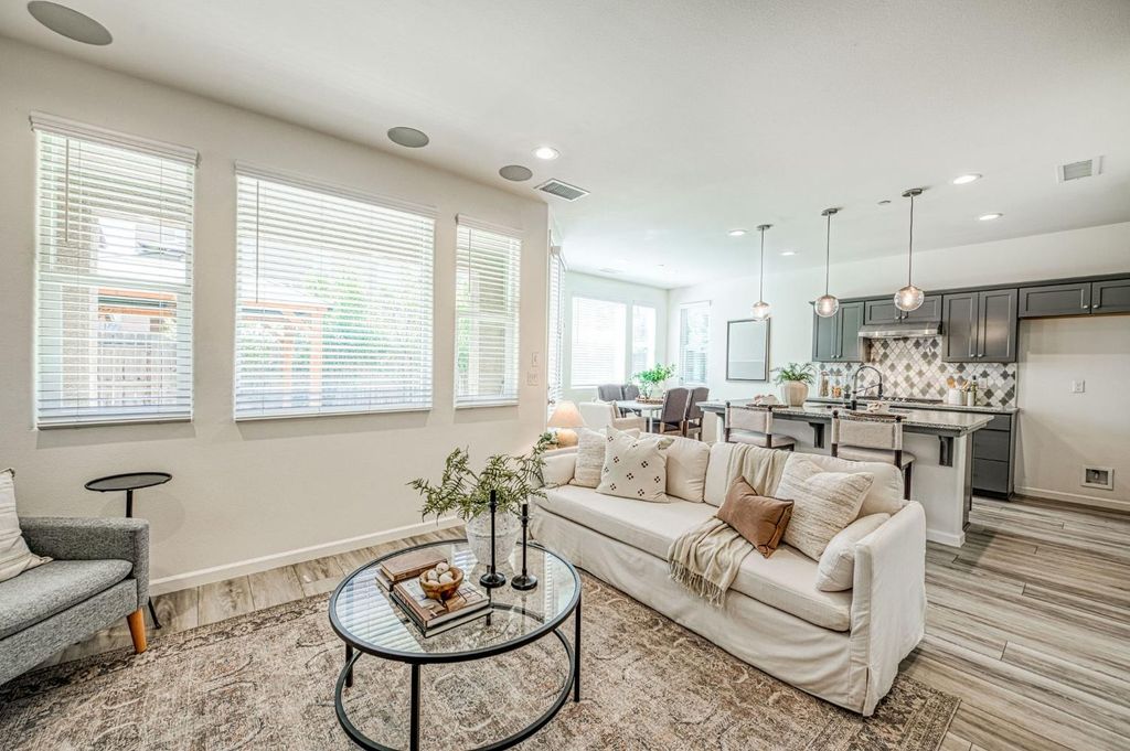 Image 4 of property listing at 876 Winchell Way W, Madera, CA 93636