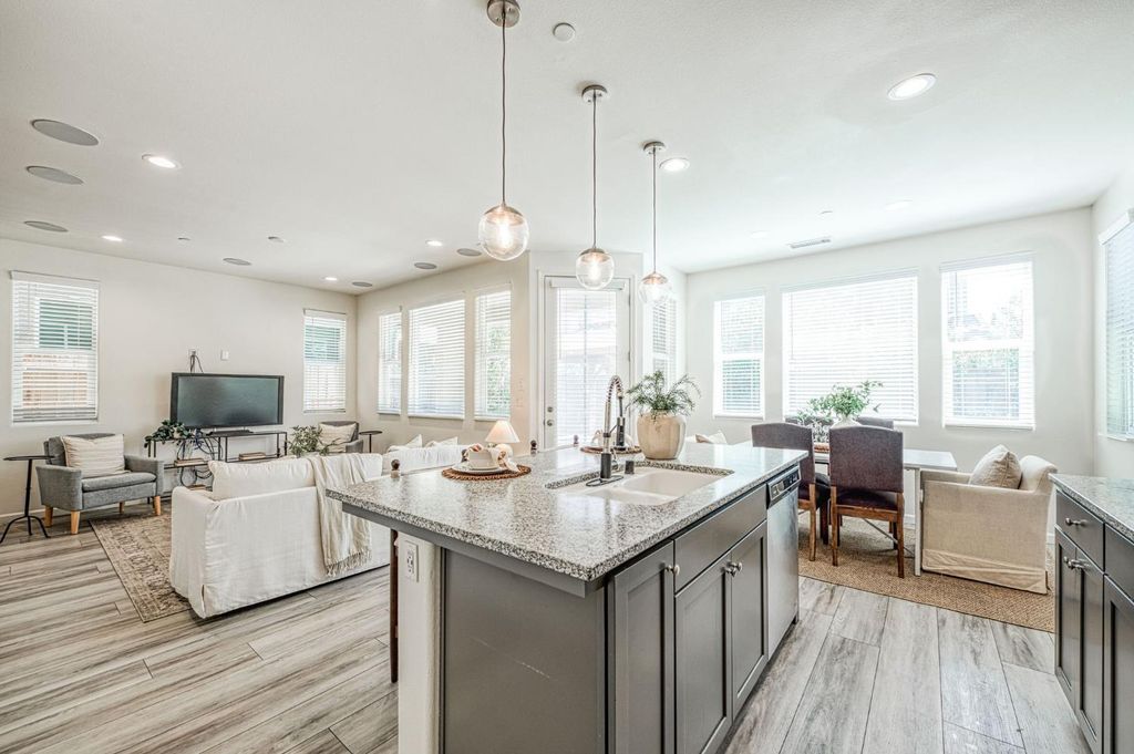 Image 9 of property listing at 876 Winchell Way W, Madera, CA 93636