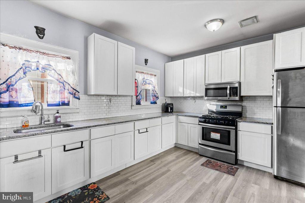 Image 10 of property listing at 775 SALEM RD, Burlington, NJ 08016