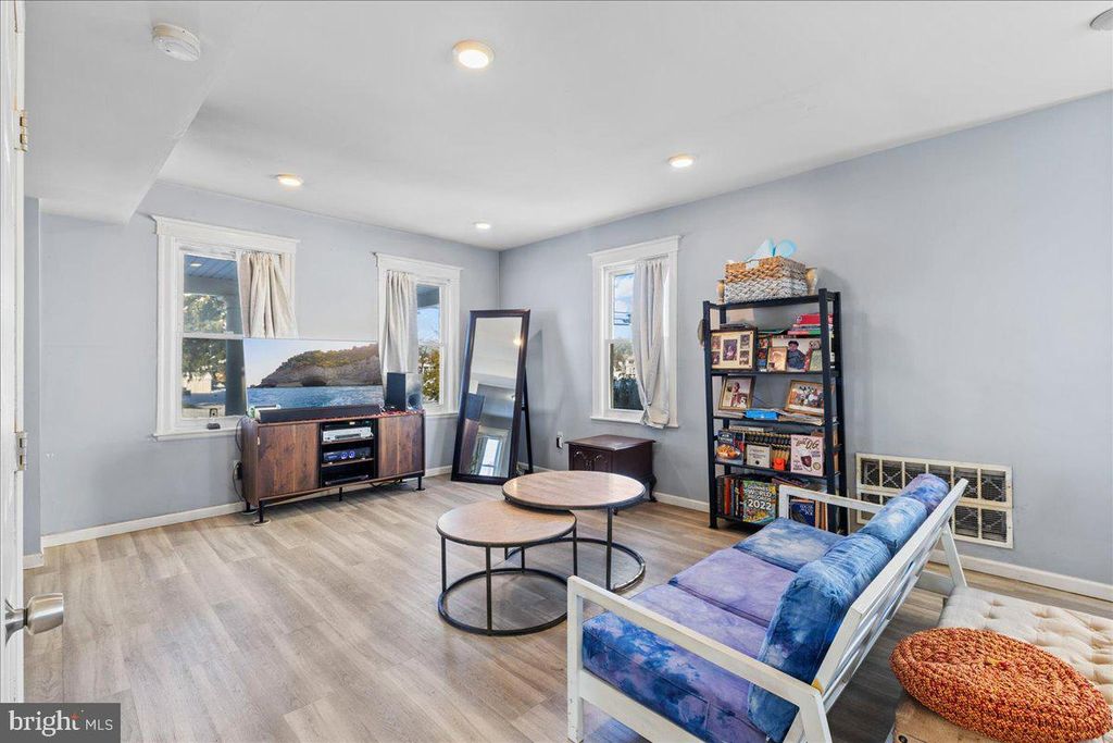 Image 5 of property listing at 775 SALEM RD, Burlington, NJ 08016