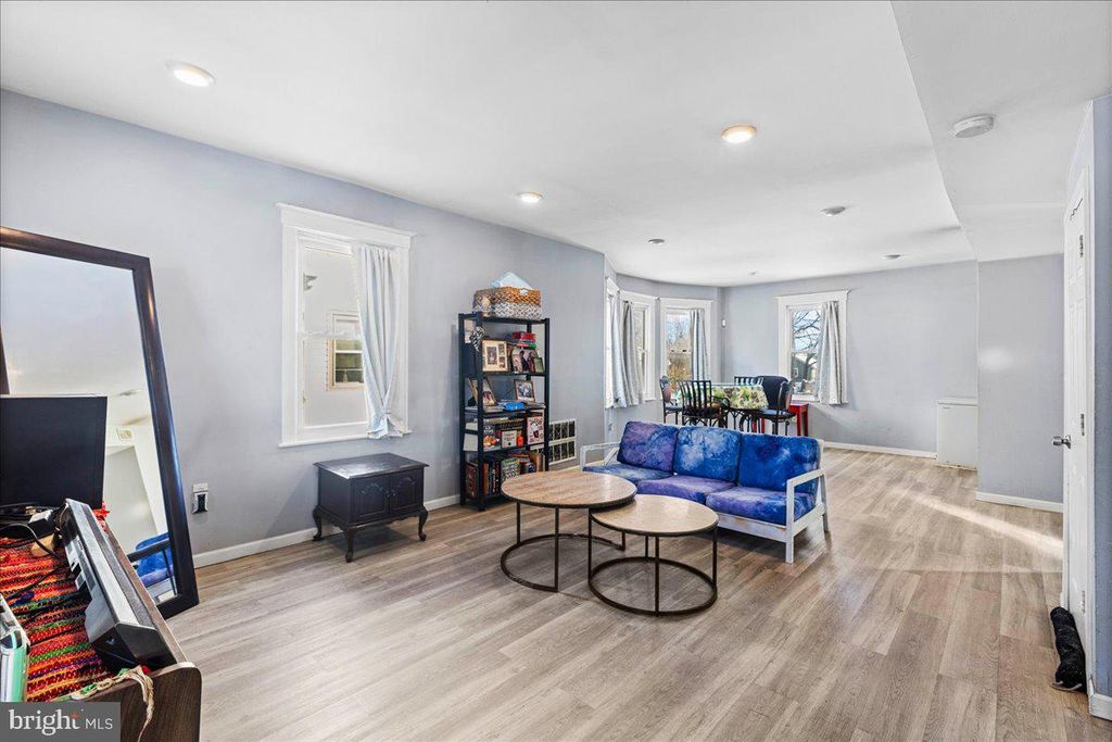 Image 6 of property listing at 775 SALEM RD, Burlington, NJ 08016