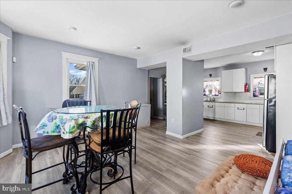 Image 8 of property listing at 775 SALEM RD, Burlington, NJ 08016