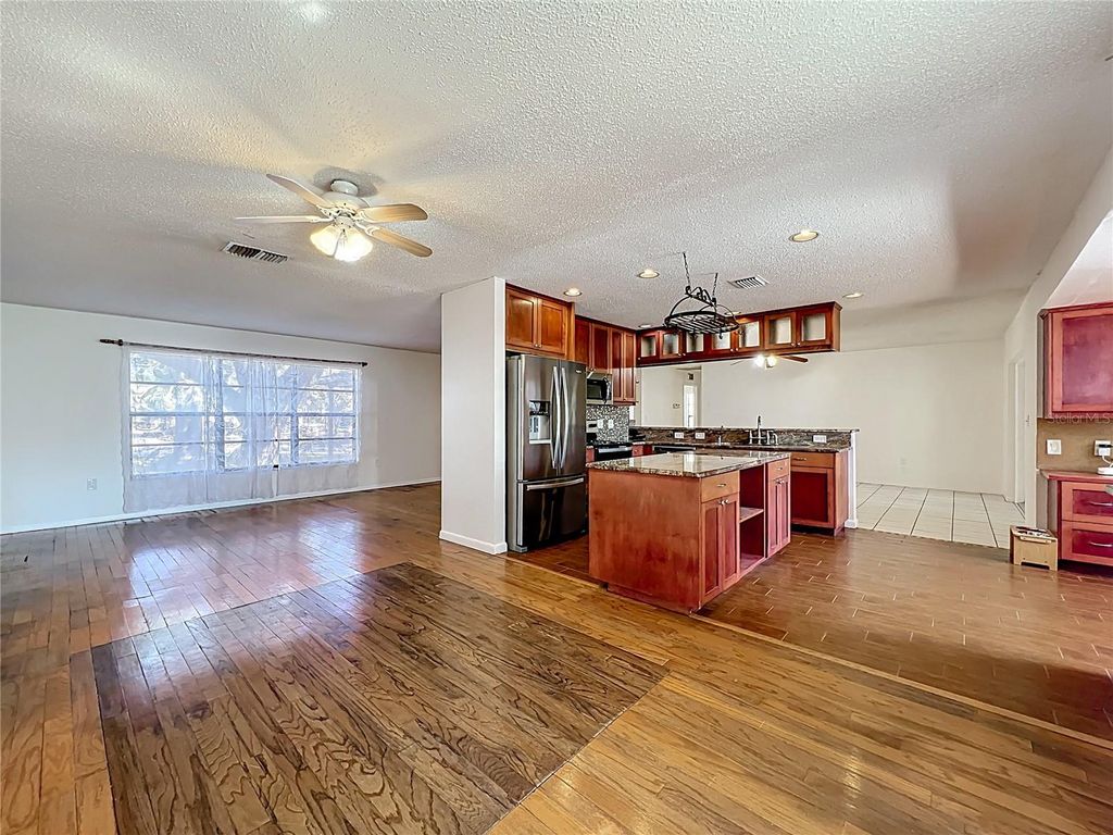 Image 17 of property listing at 11180 113TH AVENUE, Largo, FL 33778