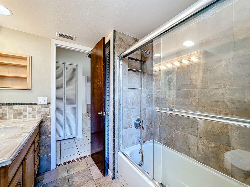 Image 26 of property listing at 11180 113TH AVENUE, Largo, FL 33778