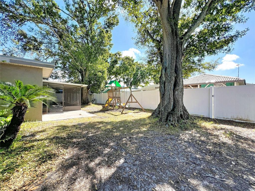 Image 35 of property listing at 11180 113TH AVENUE, Largo, FL 33778