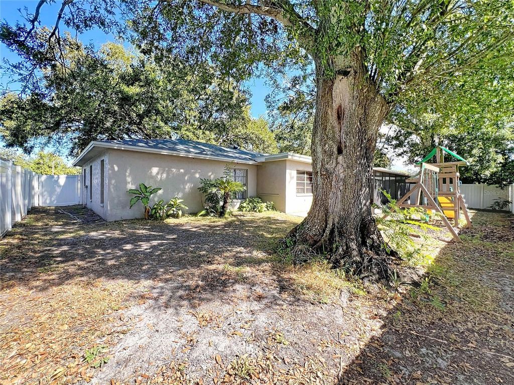 Image 36 of property listing at 11180 113TH AVENUE, Largo, FL 33778