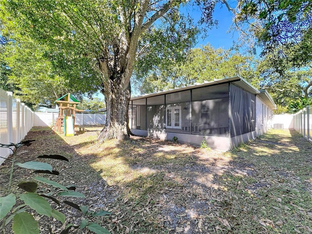 Image 37 of property listing at 11180 113TH AVENUE, Largo, FL 33778