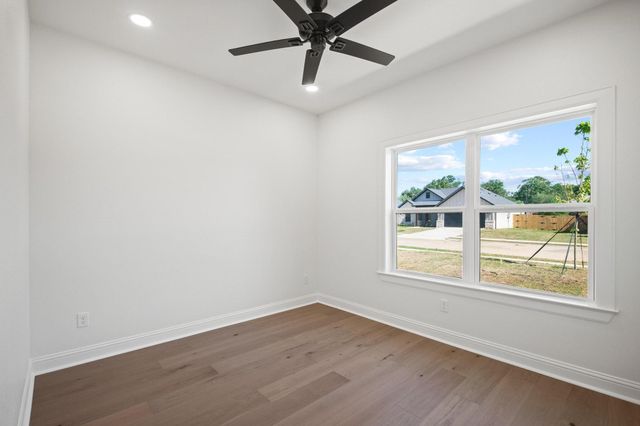212 Central Park Court, Athens, TX 75751