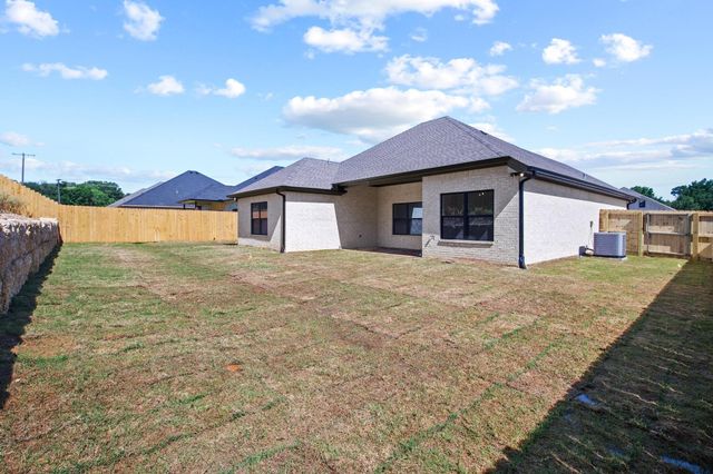 212 Central Park Court, Athens, TX 75751