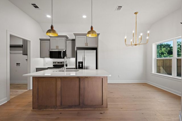 212 Central Park Court, Athens, TX 75751