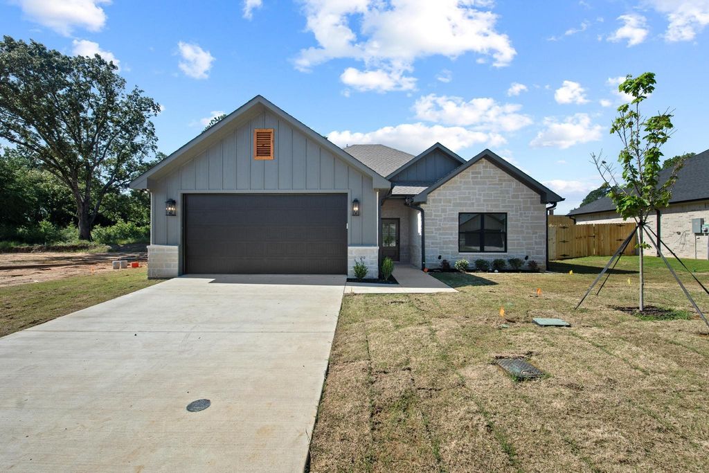 212 Central Park Court, Athens, TX 75751
