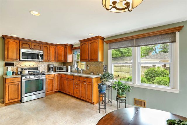 8 Halsey Street, North Providence, RI 02911