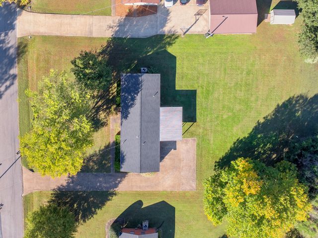 310 Benco Hills Dr, Camden, TN 38320