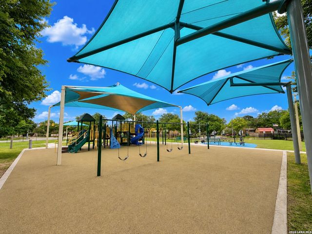 6927 SUNSET VILLAGE DR, San Antonio, TX 78249