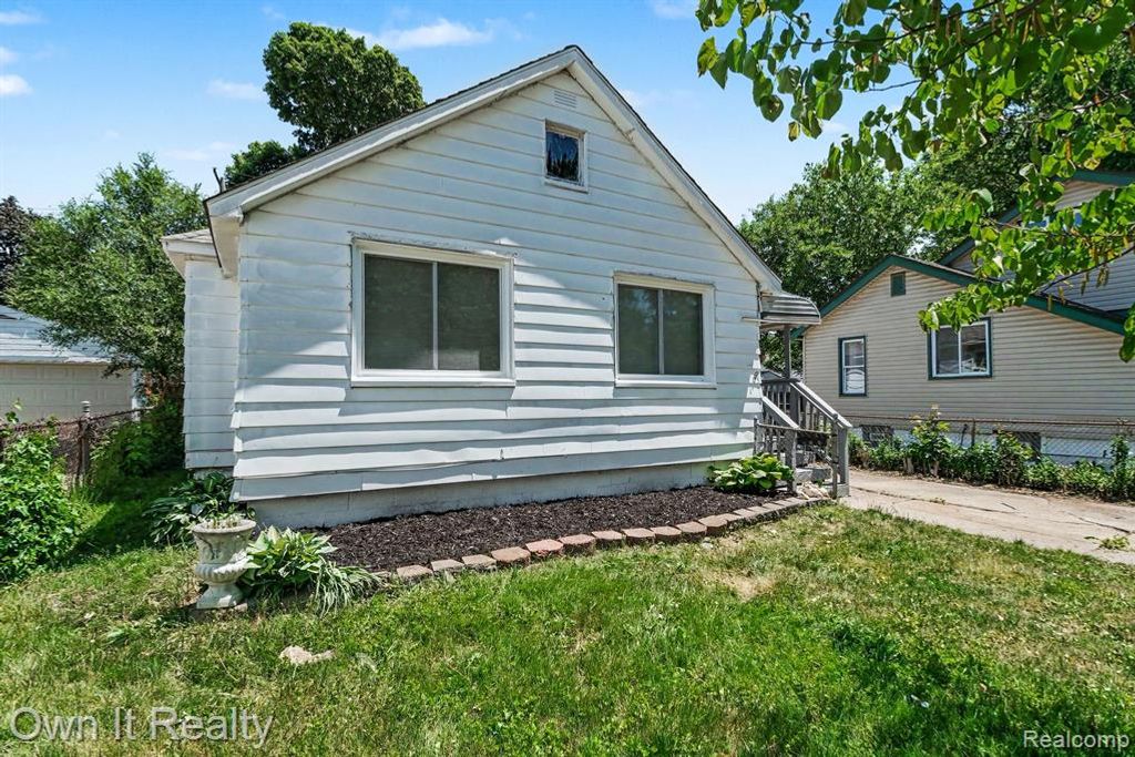 23432 Couzens Avenue, Hazel Park, MI 48030