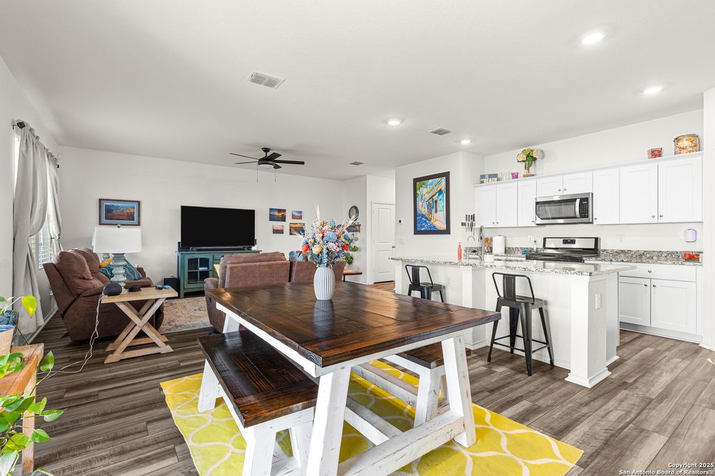 5259 Winding Stream, St Hedwig, TX 78152