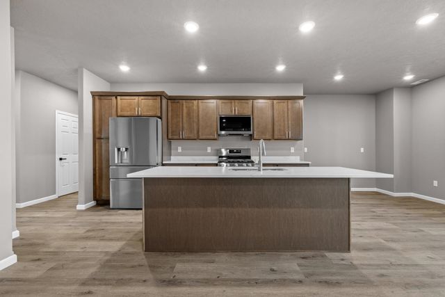 3717 45TH ST SE, Minot, ND 58701