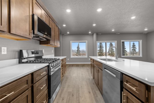 3717 45TH ST SE, Minot, ND 58701