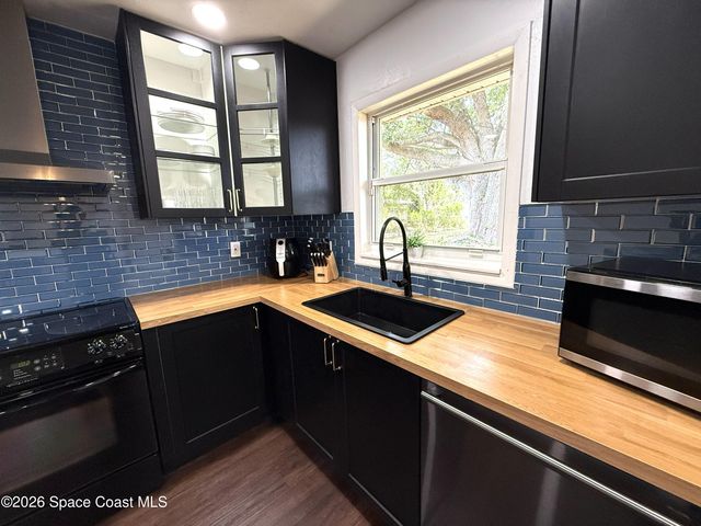 668 Hampton Drive NE, Palm Bay, FL 32905