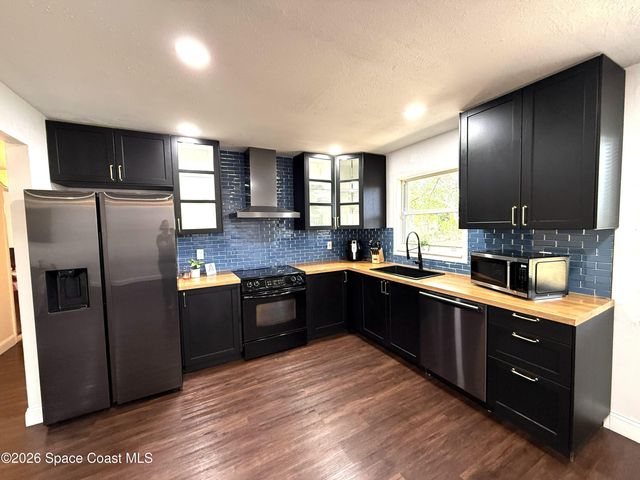 668 Hampton Drive NE, Palm Bay, FL 32905