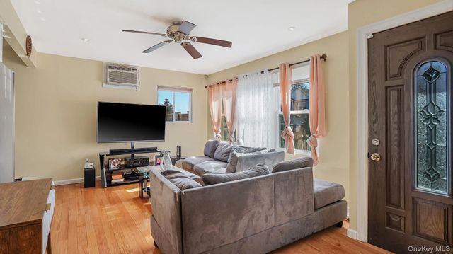 22 Somerset Road N, Amityville, NY 11701