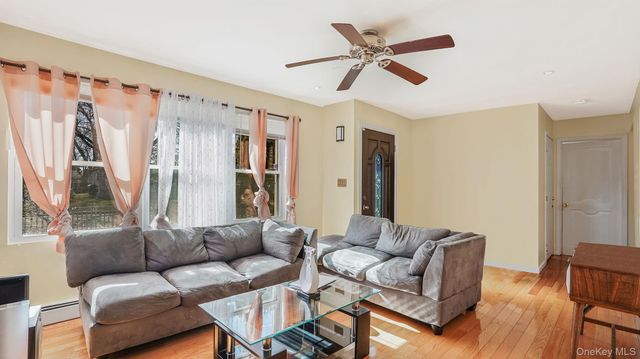 22 Somerset Road N, Amityville, NY 11701