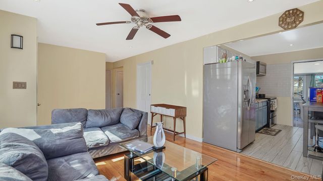 22 Somerset Road N, Amityville, NY 11701