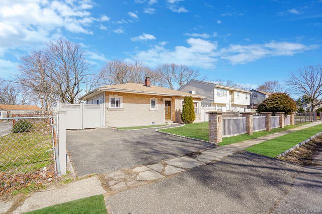 22 Somerset Road N, Amityville, NY 11701