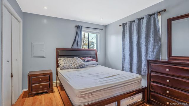 22 Somerset Road N, Amityville, NY 11701